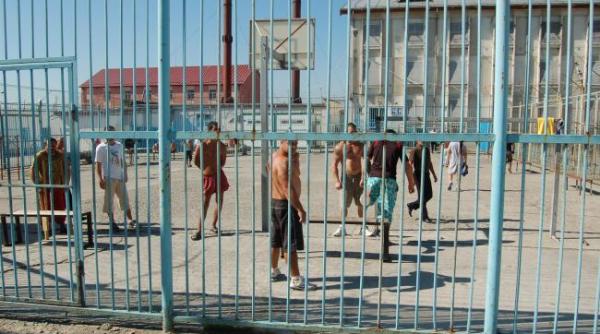 un detinut din penitenciarul oradea arestat preventiv pentru omor gasit spanzurat in baie