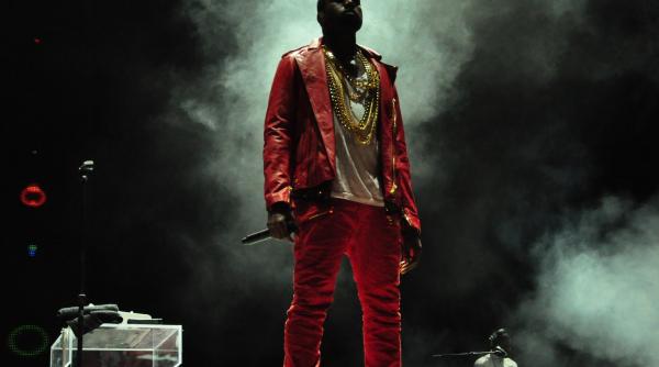kanye west vorbeste mult in loc sa cante si anuleaza un concert