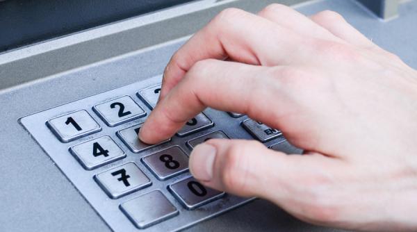 olt barbat care isi pierduse banii pentru rata la banca salvat de un pompier