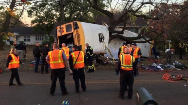 accident teribil cu un autobuz scolar in sua sase copii si au pierdut viata si alti 23 au ajuns la spital
