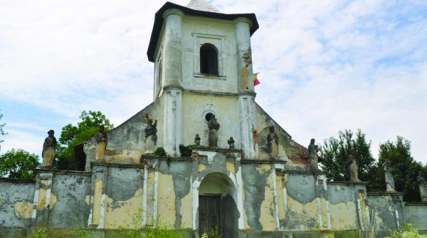 unic pe plaiuri mioritice biserica din hiliseu crisan o bijuterie arhitectonica