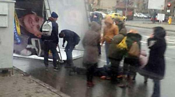 iasi barbatul lovit de un panou publicitar a decedat