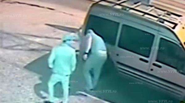 vandalism intr o localitate vasluiana cauciucurile a 11 autoturisme au fost taiate de indivizi mecunoscuti