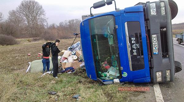 vaslui dn24 a blocat pe un sens dupa ce un tir incarcat cu obiecte de uz casnic s a rasturnat