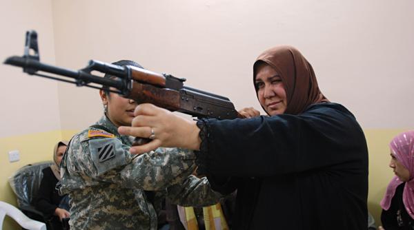 o femeie si a impuscat musafirii pentru ca nu voiau sa plece acasa