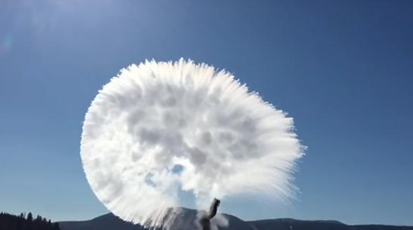 video spectacol surprinzator ce se intampla cand arunci apa fiarta in aer cand afara este ger