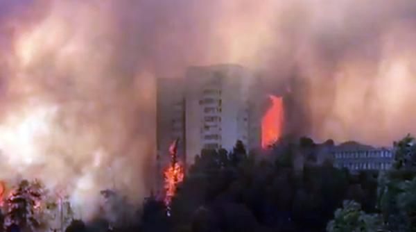 video sute de persoane evacuate in israel din cauza unui incendiu devastator