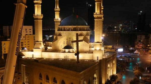 noul turn clopotnita al catedralei din beirut a fost ajustat pentru a nu depasi inaltimea minaretelor invecinate