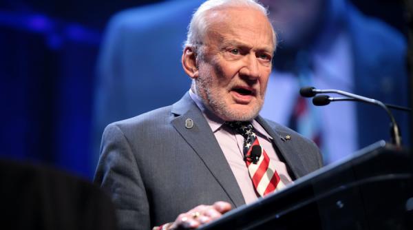 astronautul buzz aldrin evacuat de urgenta de la polul sud