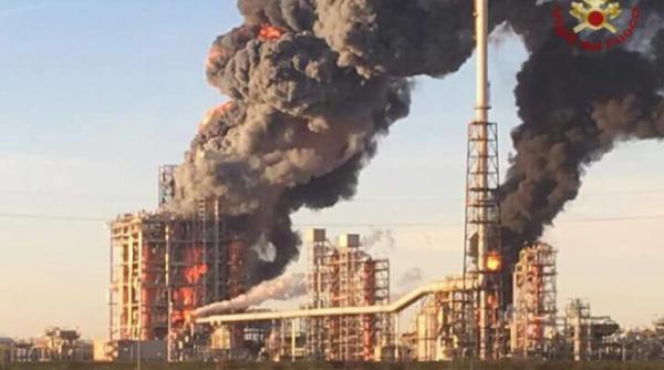 explozie puternica la o rafinarie din italia oamenii sunt sfatuiti sa ramana in case