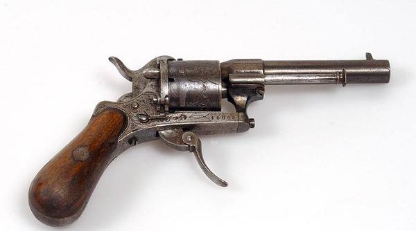 pistolul cu care verlaine a tras asupra lui rimbaud vandut la licitatie la paris