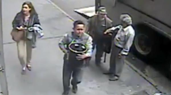 video new york cum reuseste un barbat sa fure o galeata plina cu aur