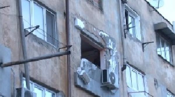 o explozie intr un bloc a ranit grav doua persoane