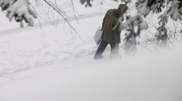 iasi sute de familii nu au energie electrica din cauza ninsorii si a vantului puternic