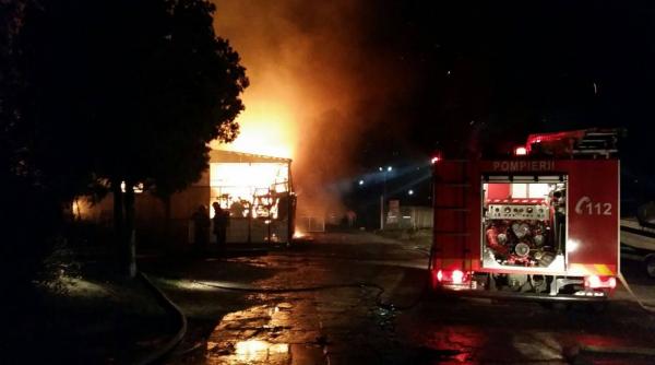 incendiu puternic la o hala din agigea in apropierea primariei