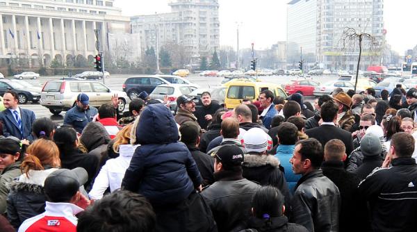 protest al persoanelor cu dizabilitati in piata victoriei