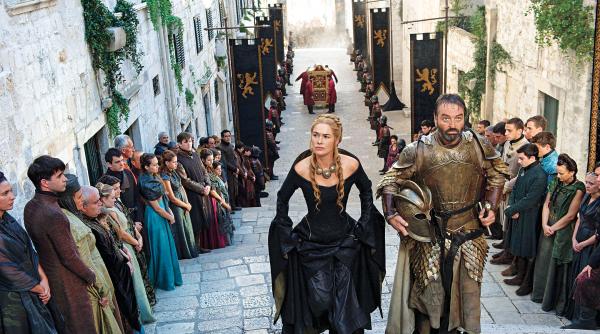 figurantii din serialul game of thrones denunta conditiile de munca si au depus o plangere