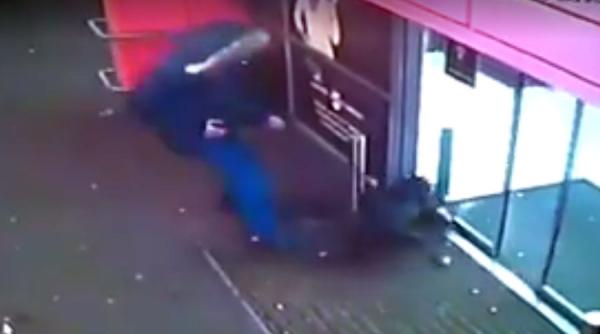 video imagini de o cruzime de nedeschis un galatean isi asmute pitbull ul sa ucida alti caini si pisici