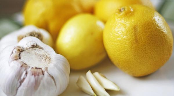 mixtura de lamaie si usturoi face minuni curata blocajele arteriale