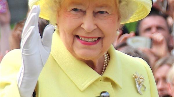 decizie fara precedent regina elisabeta a ii a a aprobat legea supravegherii digitale permanente a populatiei