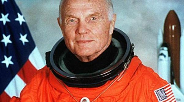 john glenn primul american care a efectuat un zbor orbital in jurul pamantului a decedat