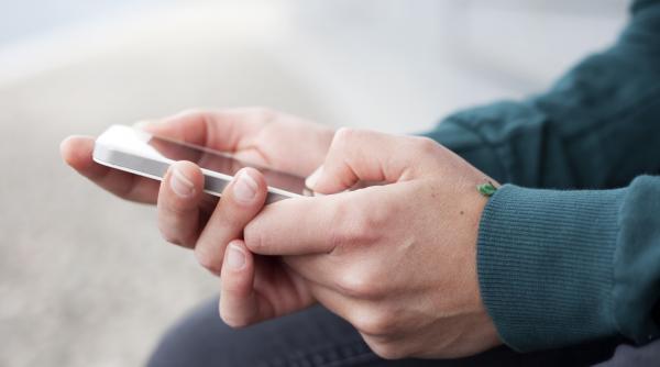 un american a cheltuit 1 milion de dolari bani furati jucand game of war pe telefonul mobil