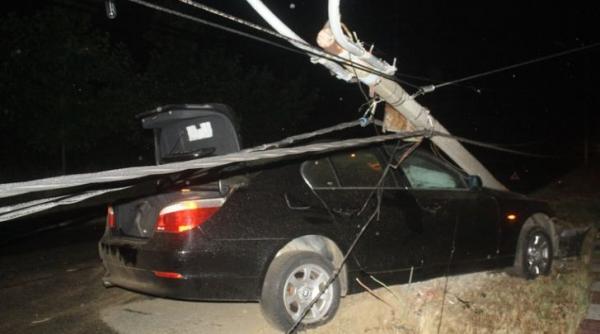 satu mare stalp de inalta tensiune distrus de un adolescent beat