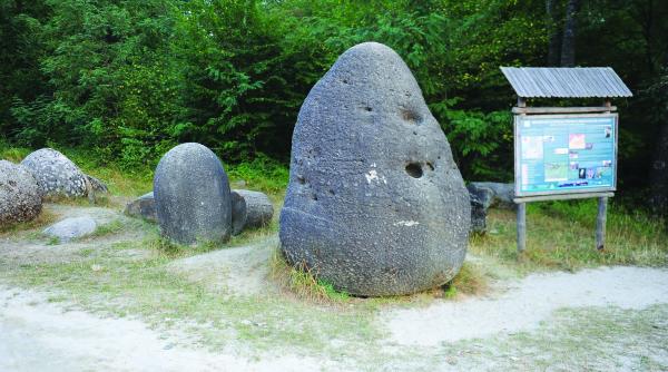 unic pe plaiuri mioritice pietrele vii de la muzeul trovantilor