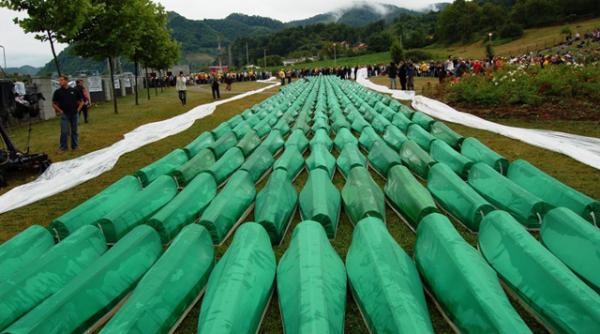 primul proces pentru masacrul de la srebrenica debuteaza cu o amanare