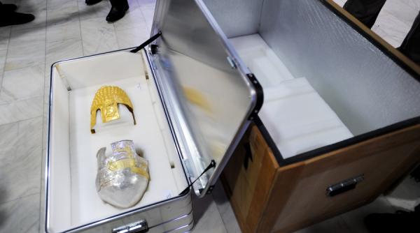 iasi o copie a dosarului cu documentele care atesta transferul tezaurului romanesc la moscova expusa la palatul culturii