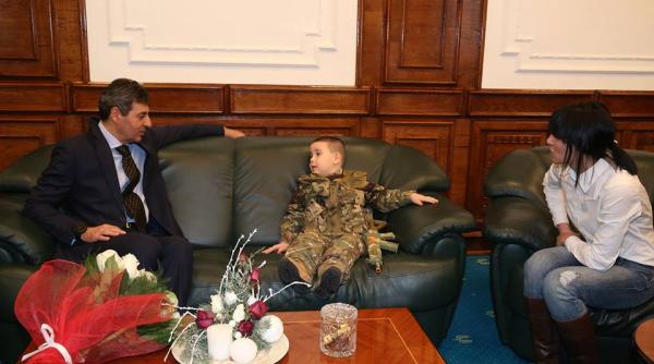 ministrul motoc i a inmanat copilului adrian chira un brevet onorific de soldat
