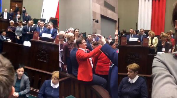 polonia deputati ai opozitiei au ocupat podiumul parlamentului in semn de protest fata de ingradirea libertatii presei