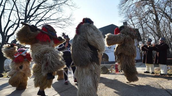 colinde zurgalai si jocuri cu masti la muzeului satului din capitala