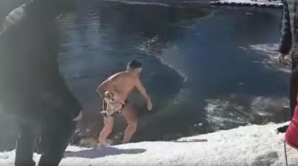 video un barbat a inotat intr un lac inghetat pentru a salva un caine