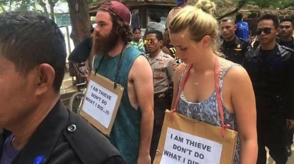 turisti straini supusi la un mars al rusinii in indonezia