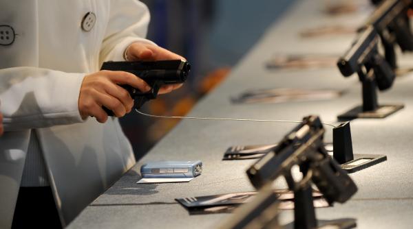 ue adopta masuri legislative pentru restrictionarea accesului civililor la armele de foc din cauza atentatelor teroriste