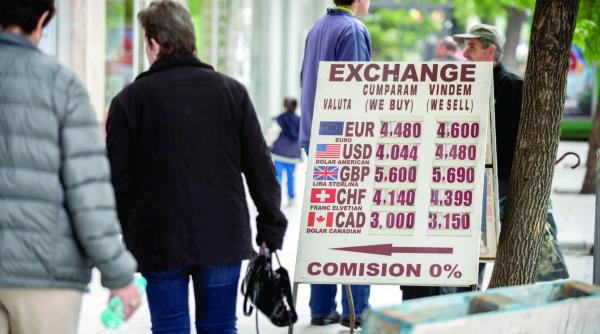 leul victima colaterala in razboiul valutelor