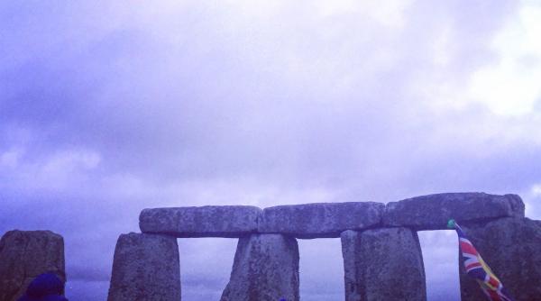 mii de oameni s au adunat la stonehenge pentru a celebra solstitiul de iarna