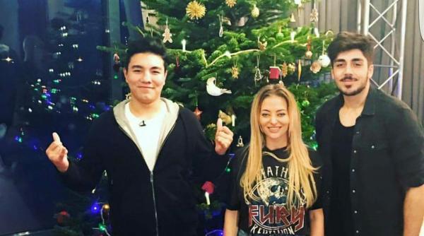 x factor delia ajutata de finalistii ei sa impodobeasca bradul