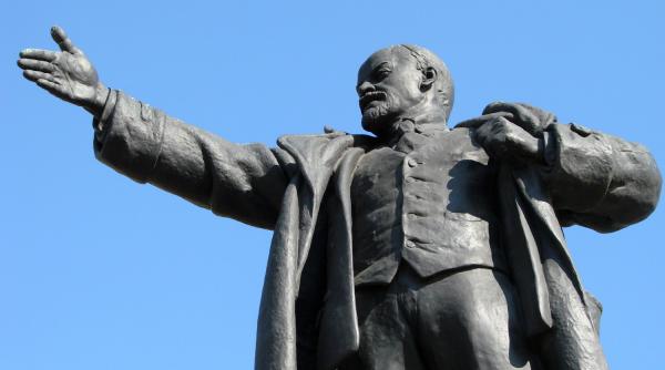 1 320 de statui ale lui lenin au fost puse la pamant
