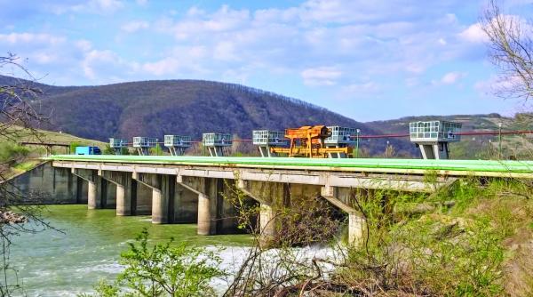 baietii destepti din energie ies din scena