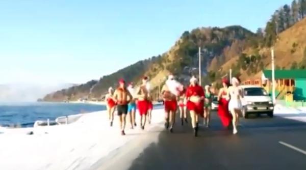 zeci de rusi costumati sumar in mos craciun au facut baie in lacul baikal la 13 grade celsius