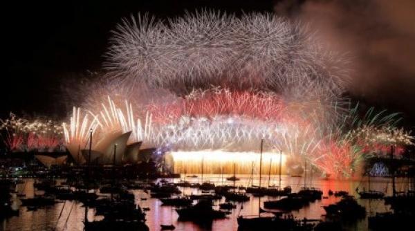 focuri de artificii spectaculoase la sydney pentru celebrarea trecerii in noul an