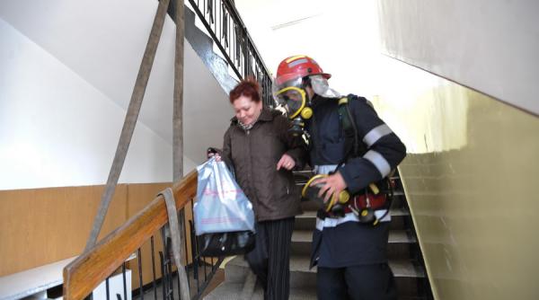 alerta in botosani 15 persoane evacuate din cauza unui incendiu intr un bloc de locuinte