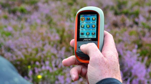 harghita o familie ratacita pe un drum forestier din cauza indicatiilor gresite ale gps ului salvata de jandarmi