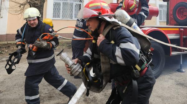 pompierii nu pot ajunge la un incendiu din valu lui traian din cauza zapezii troienite