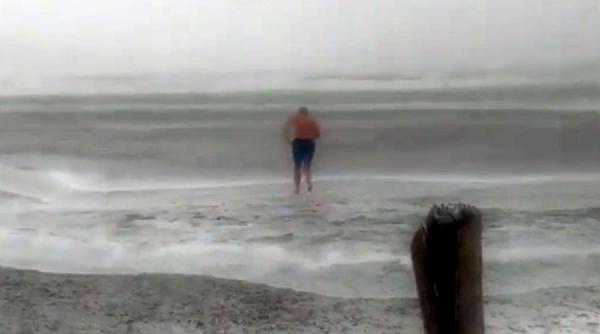 video un constantean a facut baie in mare in timpul codului rosu de viscol