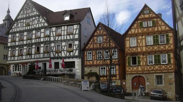 un roman este mana dreapta a unui angajator german