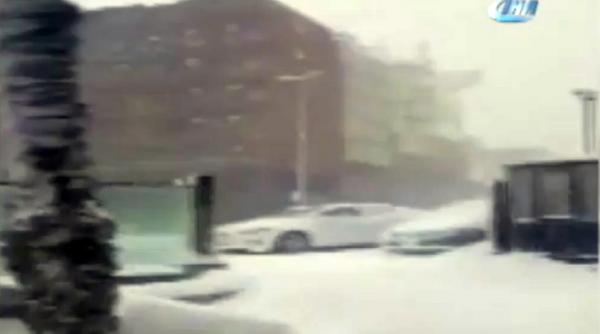 video un vapor incarcat cu containere a ras malul bosforului din cartierul tarabya din istanbul