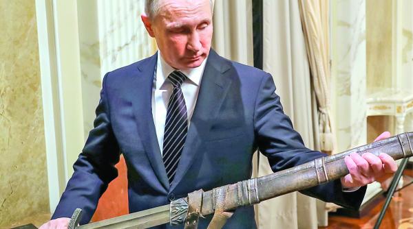 europa intre ciocan si nicovala